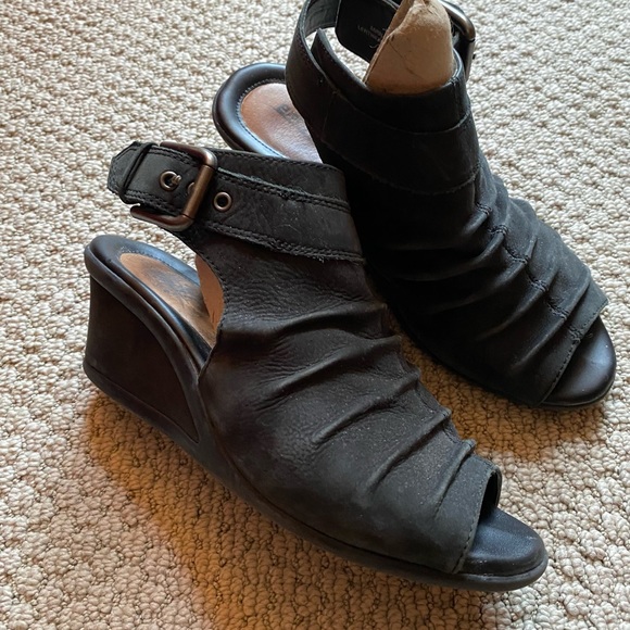 Earth wedge sandals leather size 8.5D Wide - Picture 2 of 7